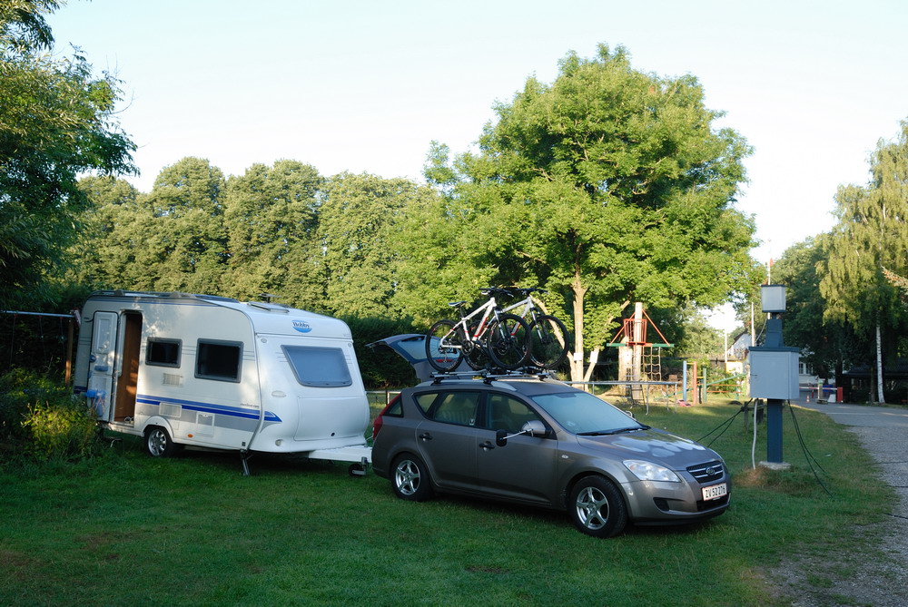 MKS_Alsace_001.jpg - Afsted mod Alsace fredag eftermiddag. Første stop Schleswig. Vi ankom efter lukketid, men bummen gik heldigvis op. Her tidlig morgen, og som man ser, kom vognen ikke af bilen. 