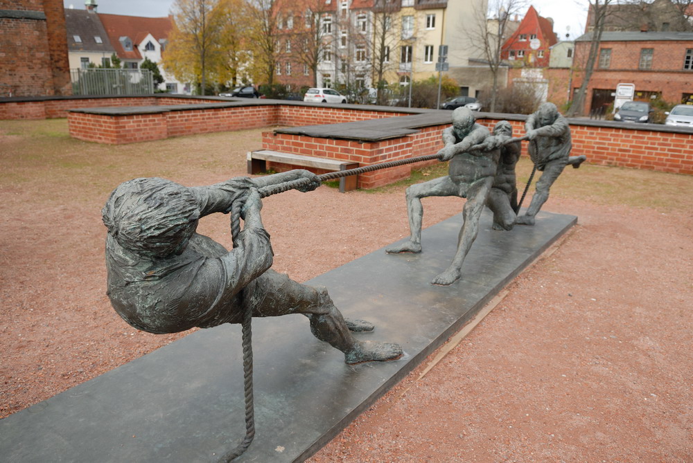 MKS_3617.jpg - Så kørte vi til Wismar, kunst ved Kirken.