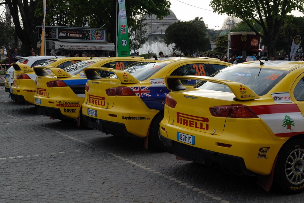 MKS_1438.jpg - Vi ville starte med en lille rolig tur i parken mellem den Blå Moské og Hagia Sophia, men der var præsentation af rallybiler, så der var knap så roligt som ventet.