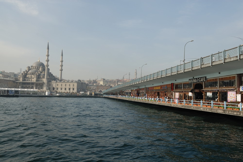 MKS_1464.jpg - 16/4. Første hele dag. Efter morgenmad afgang fra hotellet kl 0900, her er vi kommet over broen Galata.